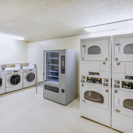 Super 8 By Wyndham Laredo Hotel Ngoại thất bức ảnh